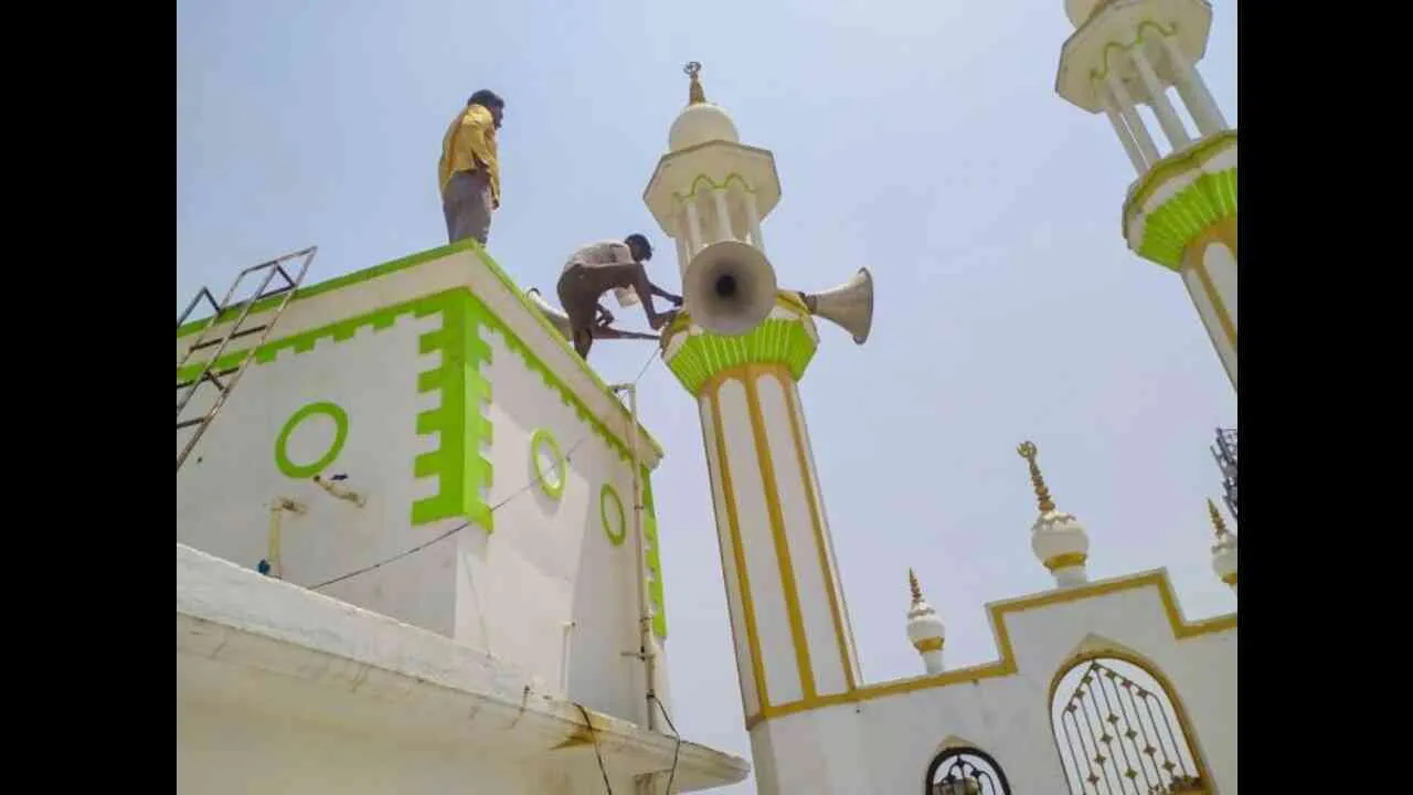 Loudspeakers Removed from Mosques: यूपी के अल्पसंख्यकों का कहना है कि मस्जिदों से अनुमति वाले लाउडस्पीकर भी हटा दिए गए हैं