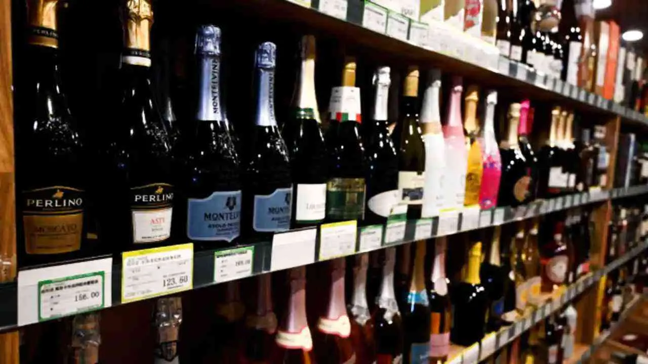 UP New Excise Policy: यूपी में शराब का शौक रखने वालों के लिए बुरी खबर, सरकार बढ़ाएगी शराब की कीमत