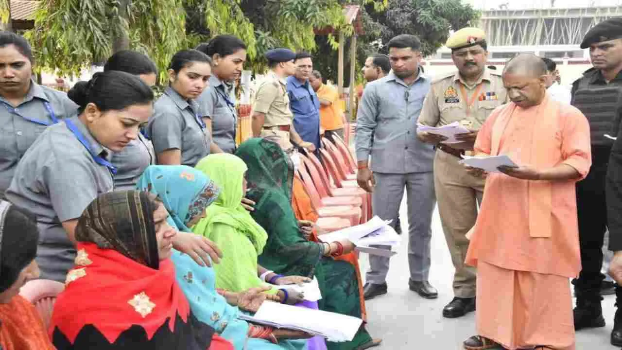 गोरखनाथ मंदिर में सीएम योगी ने सुनीं 300 लोगों की समस्याएं, बोले- न बिटिया की शादी रुकेगी, न ही पति का इलाज