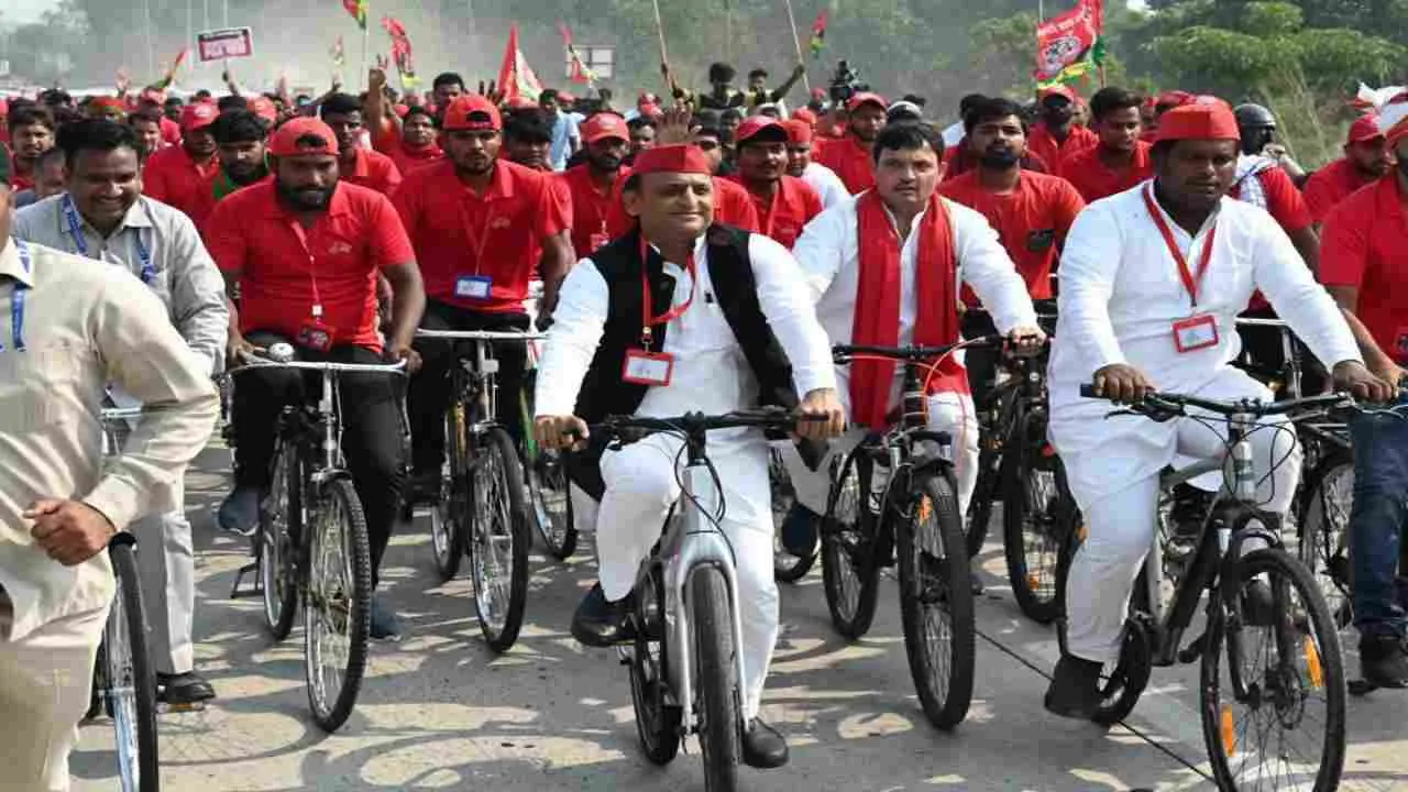 अखिलेश यादव ने पूर्वांचल एक्सप्रेस-वे पर निकाली साइकिल यात्रा, बैंड-बाजा लेकर शामिल हुए सपा कार्यकर्ता