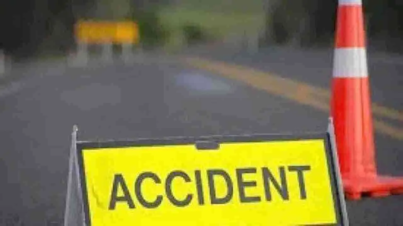 UP Accident News: सोनभद्र में सड़क हादसा, मजदूरों से भरी पिकअप नहर में पलटी, 20 घायल