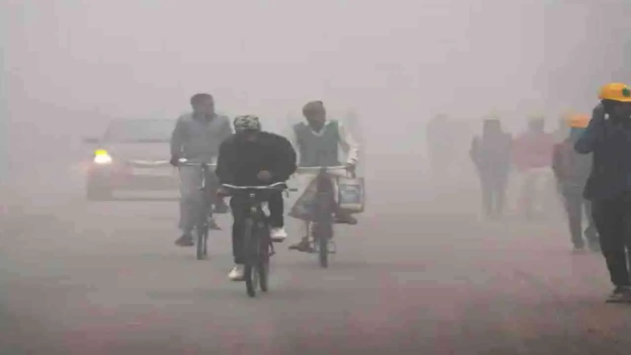 UP Weather Today: यूपी में गिरा पारा, राजधानी लखनऊ समेत अन्य जिलों का तापमान लुढ़का, बढ़ी ठंड