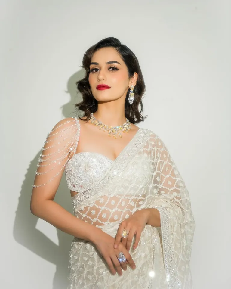 Manushi dazzling looks