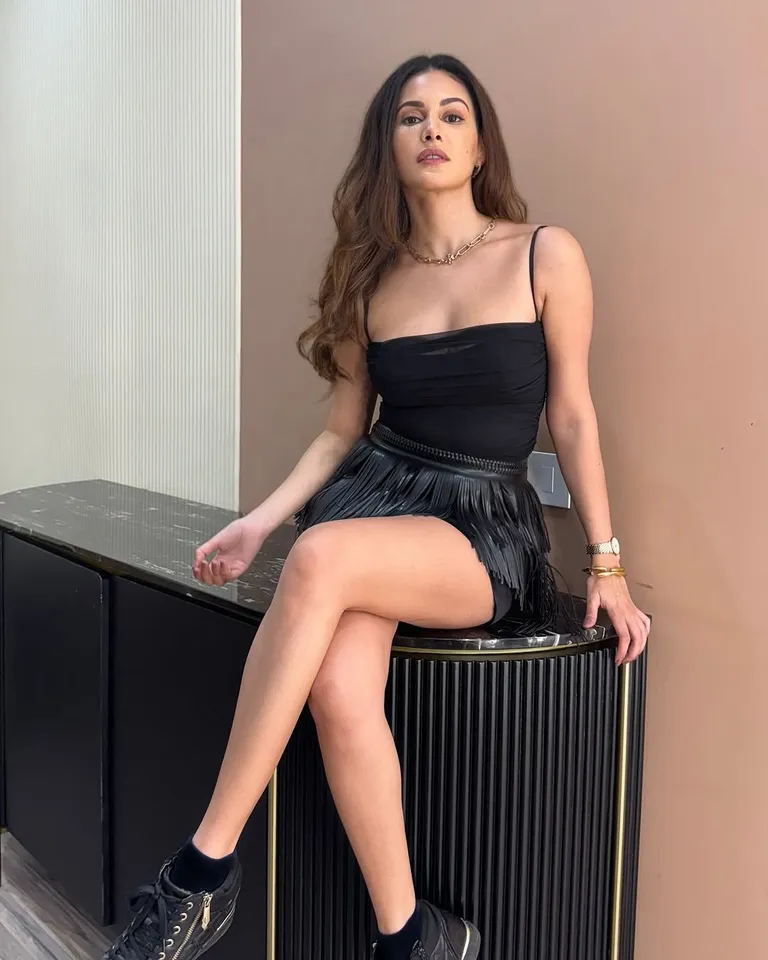 Amyra stunning looks in black