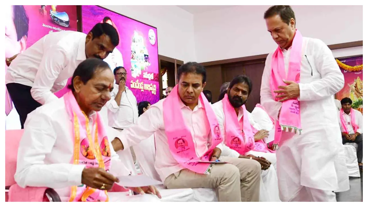 KCR Meeting With BRS Leaders In Erravelli  