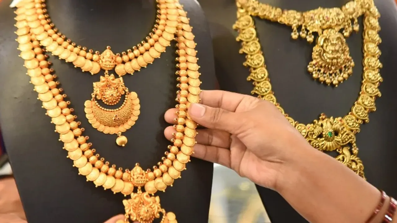 Gold Price:పండగ సీజన్లో భారీగా పెరుగుతున్న బంగారం ధరలు