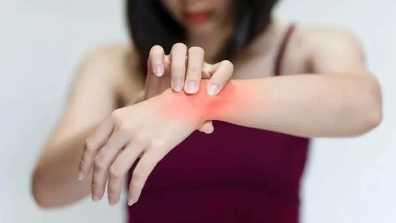 Wrist Pain: మణికట్టు నొప్పి నుంచి ఉపశమనం పొందడానికి 5 వ్యాయామాలు