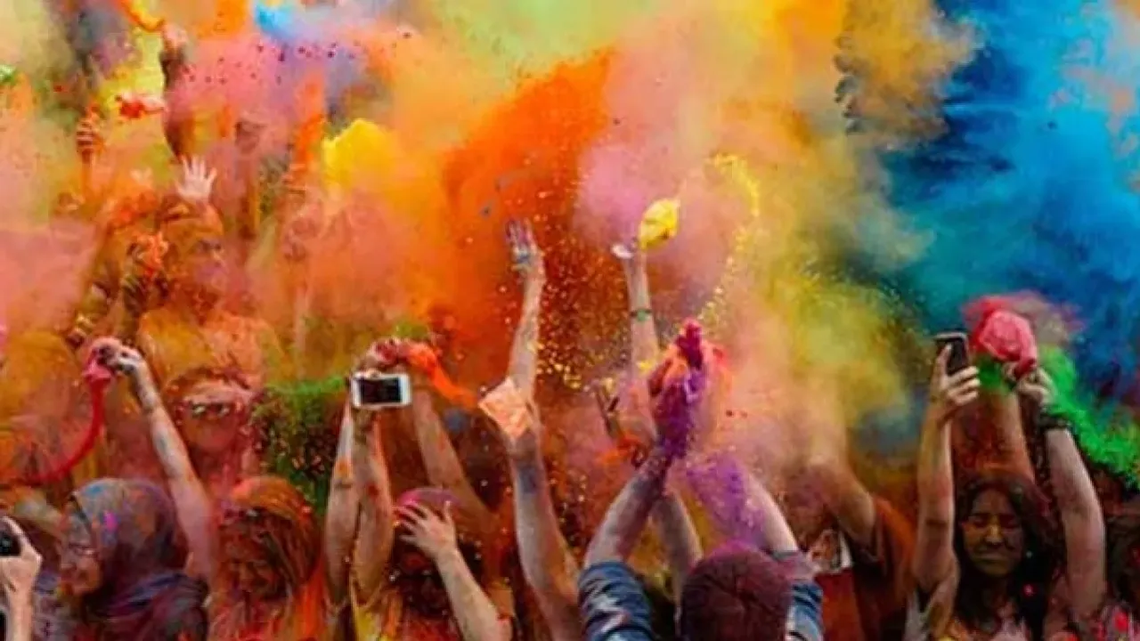 Holi 2024 : పాకిస్తాన్ లోనూ హోలీ సంబురాలు..అక్కడ ఆ ఆలయంలో హోలికా దహన్..!
