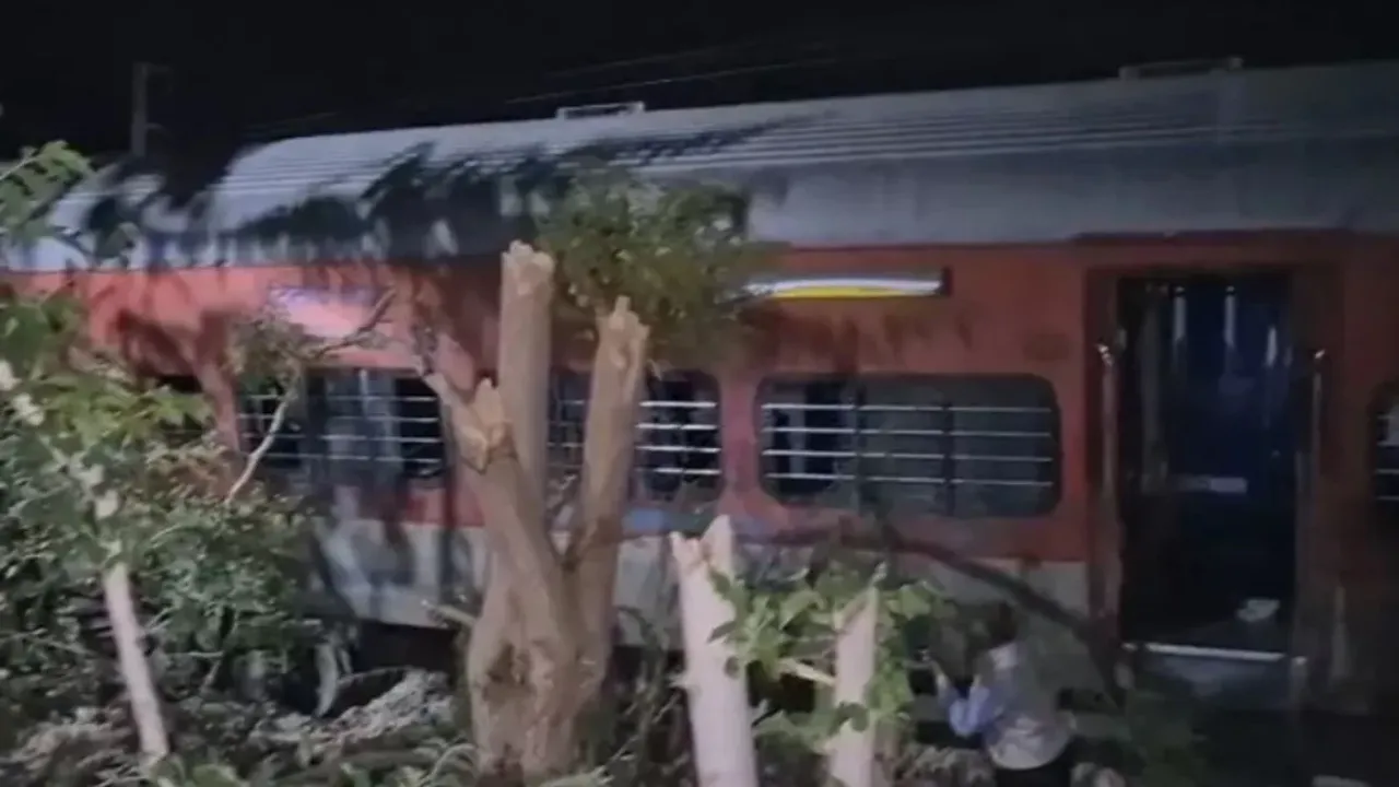 Train Accident : పట్టాలు తప్పిన సబర్మతీ సూపర్‌ ఫాస్ట్‌ ఎక్స్‌ప్రెస్‌!