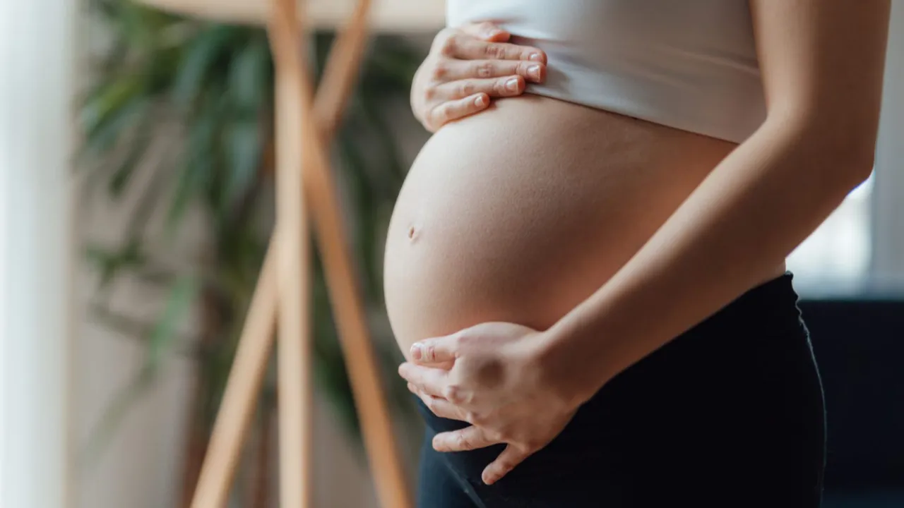 Pregnancy: ప్రెగ్నెన్సీలో లిప్ స్టిక్, ఫెయిర్‌నెస్ క్రీమ్ వాడుతున్నారా..? అయితే జాగ్రత్త..!