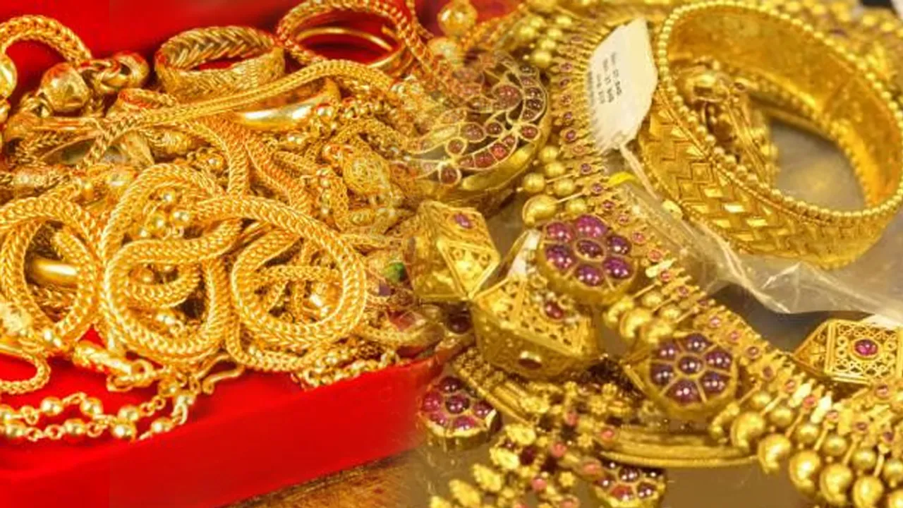 Gold Rates: స్వల్పంగా తగ్గిన బంగారం ధరలు...తెలుగు రాష్ట్రాల్లో ఎంత ఉన్నాయంటే!