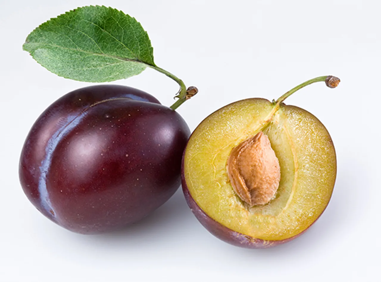 6 reasons why you should eat plenty of plums
