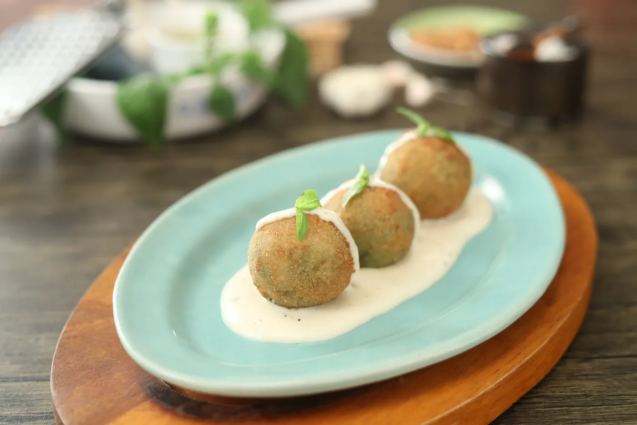 Cheesy Pesto Balls - YT