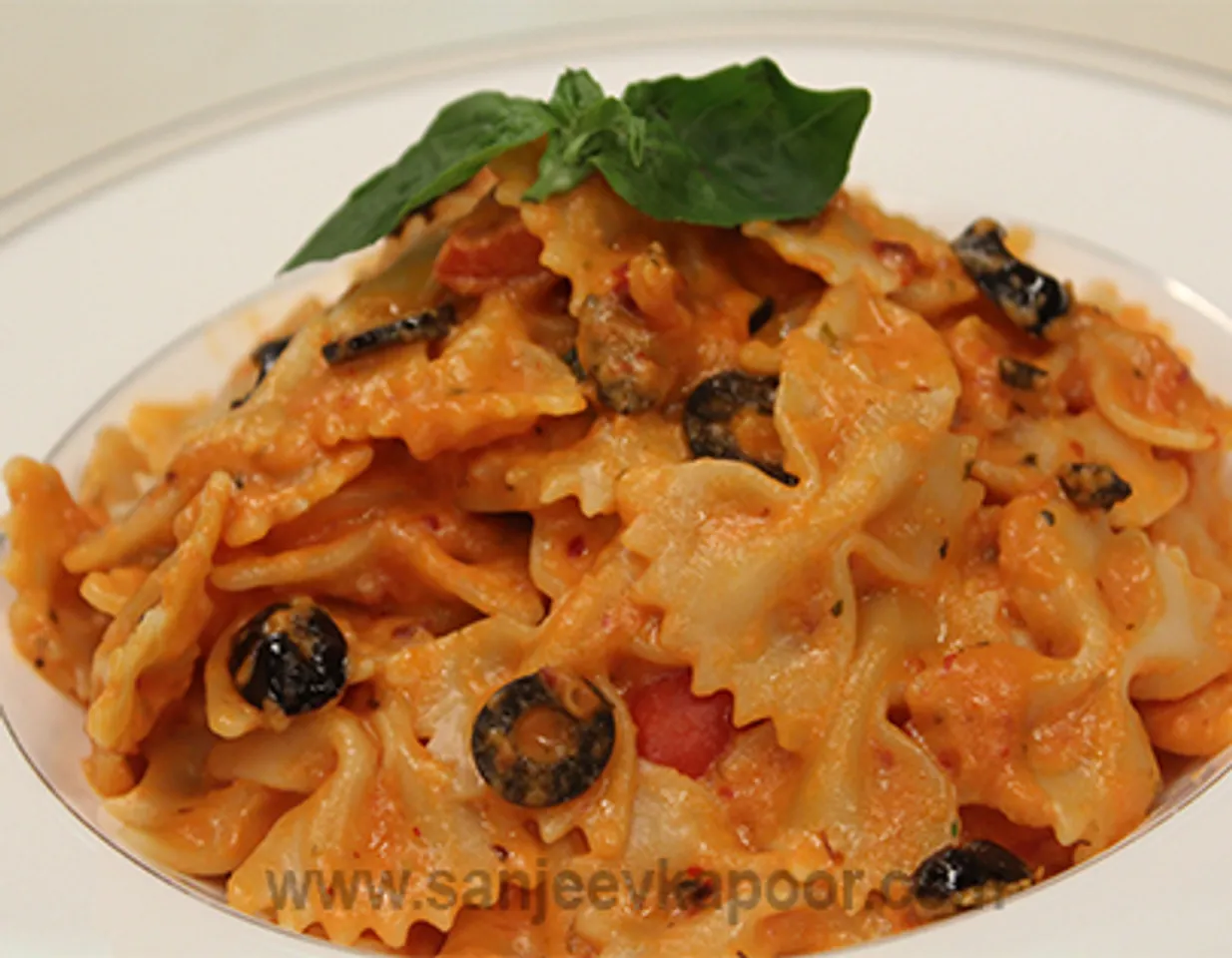 Jain Olive and Tomato Pasta