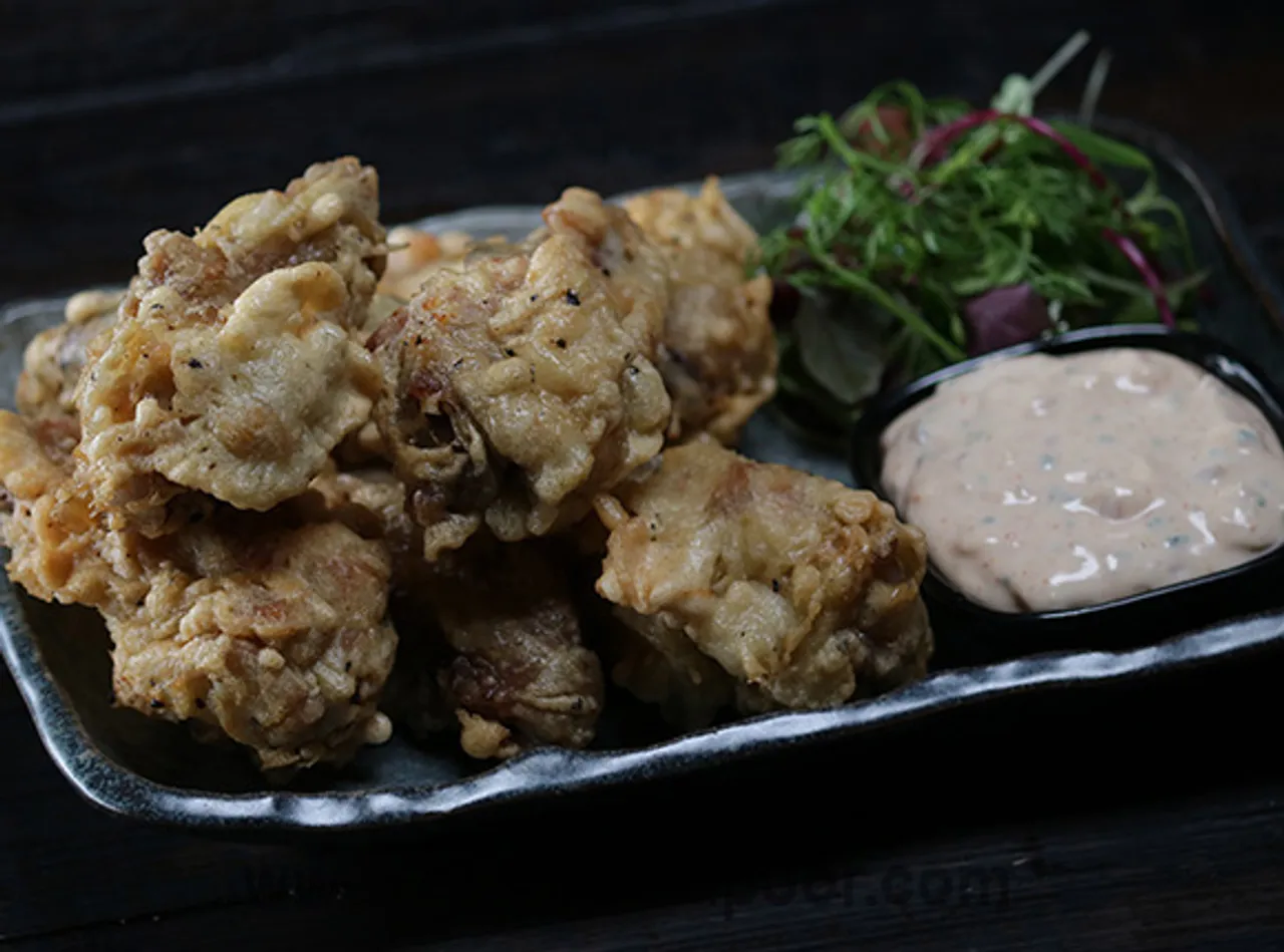 Crispy Chicken Wings with Cheesy Dip