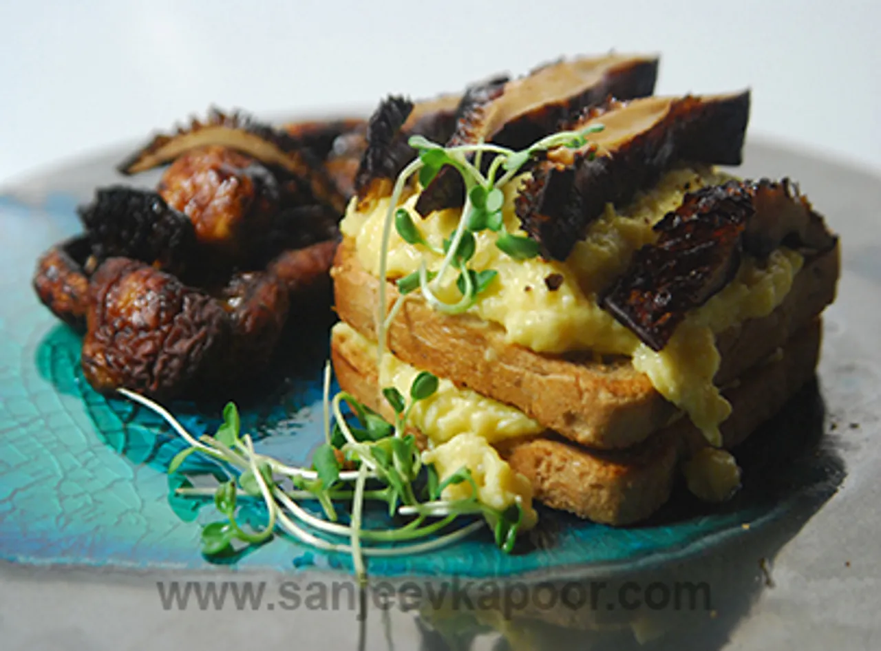 Scrambled Eggs with Roasted Mushroom