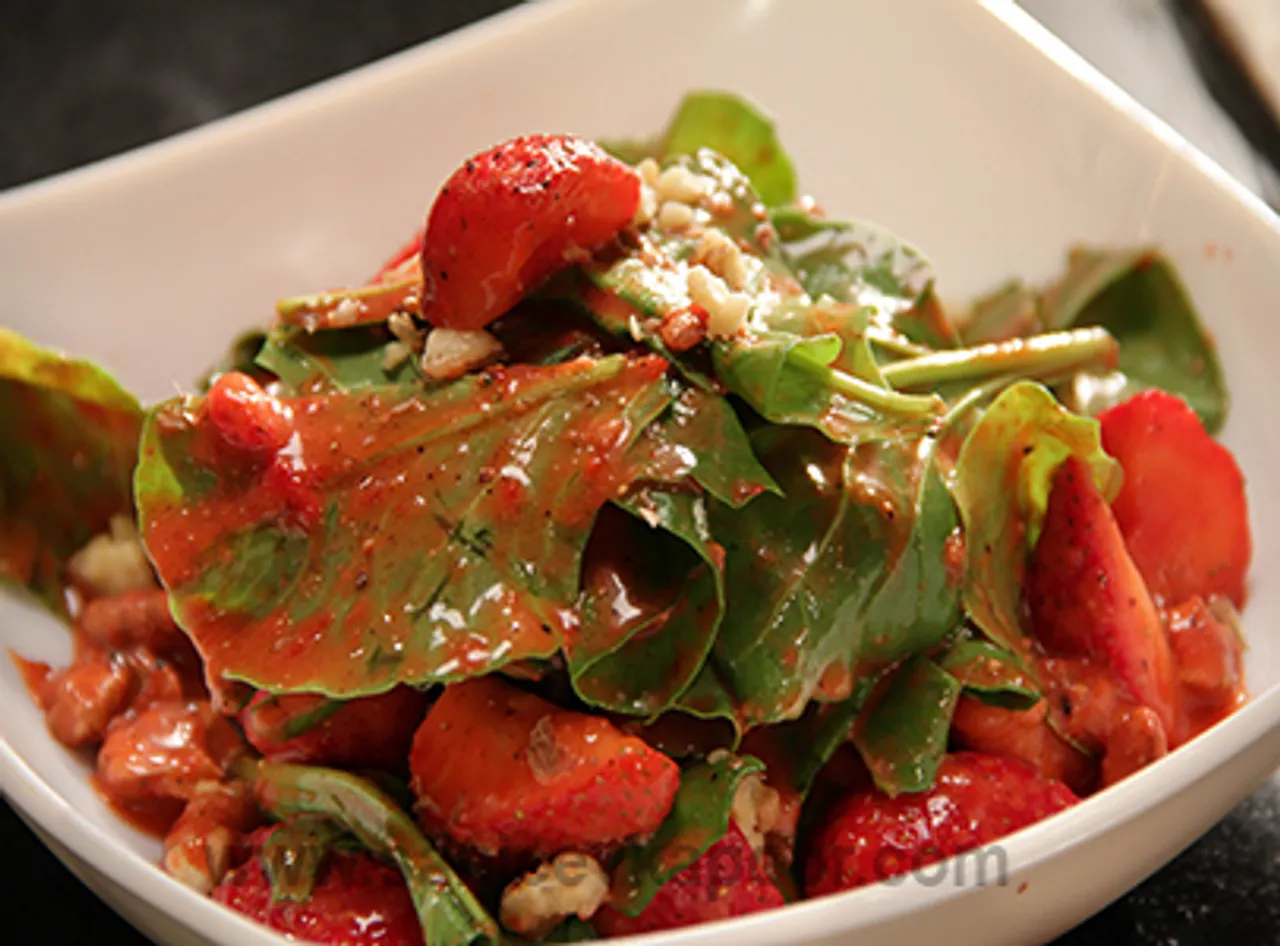 Palak aur Strawberry Salad