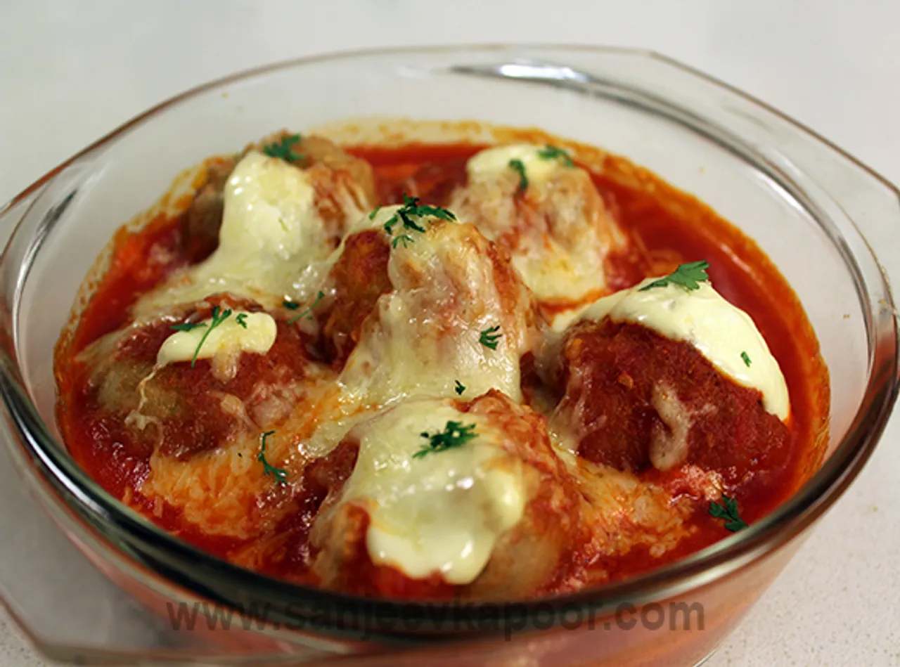 Peas Potato Pattice in Tomato Gravy