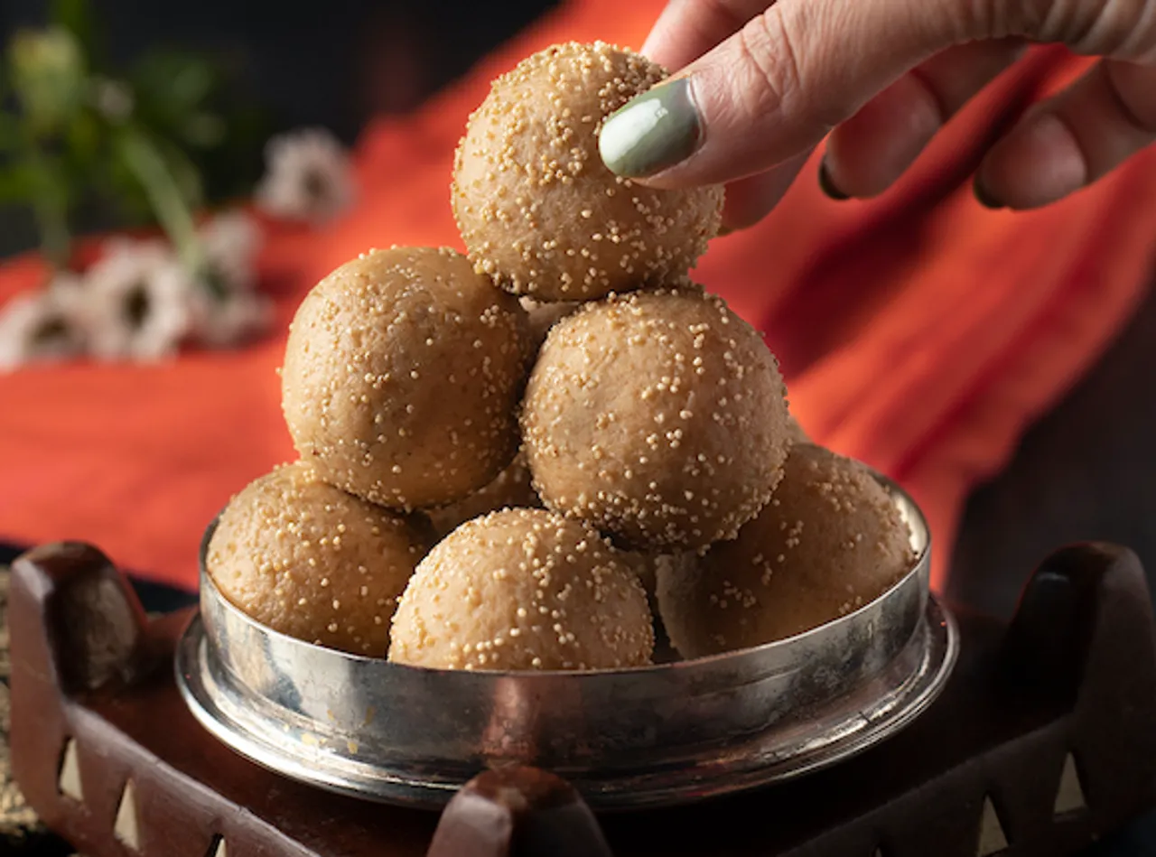 Kaju Khoya aur Besan ke Laddoo