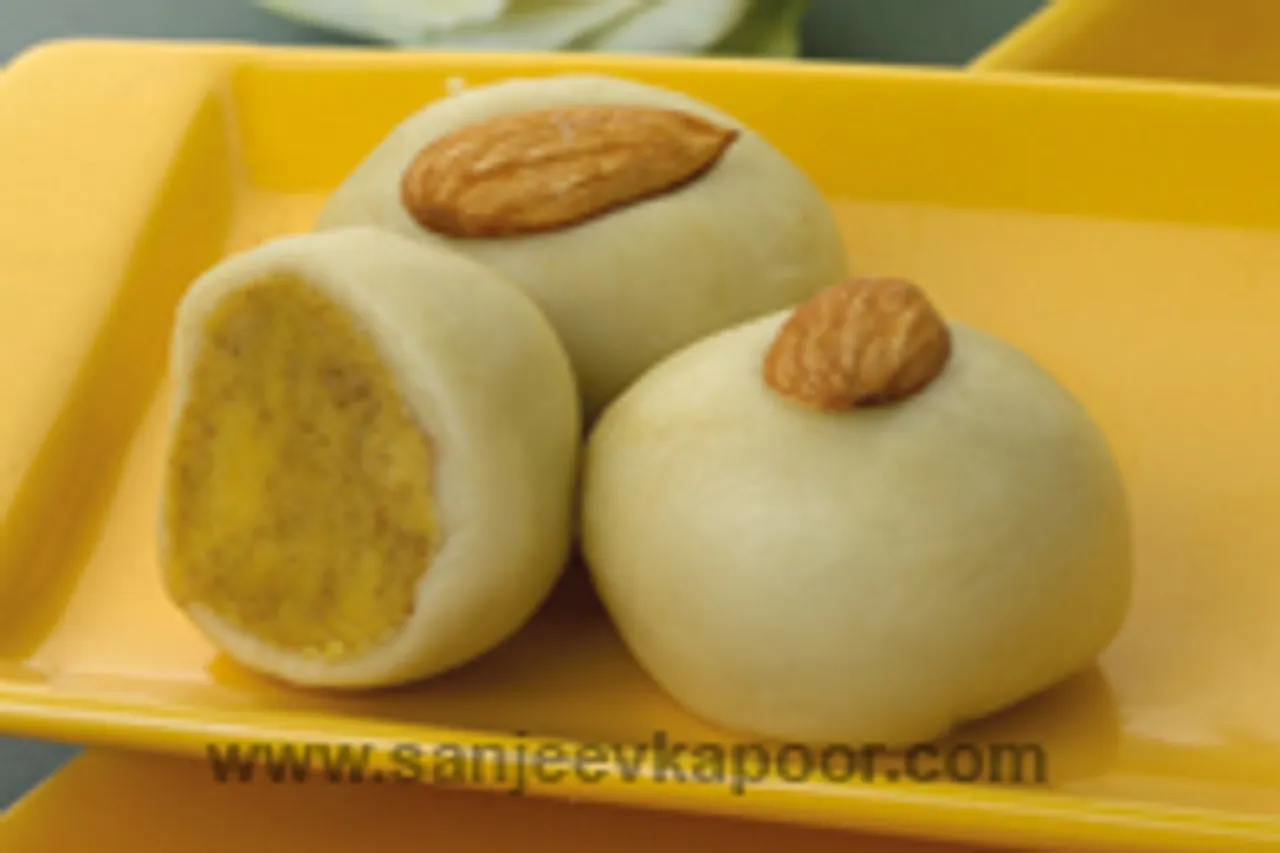 Kaju Khoya aur Besan ke Laddoo