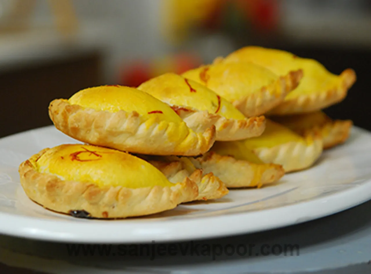 Baked Moong Dal Karanji