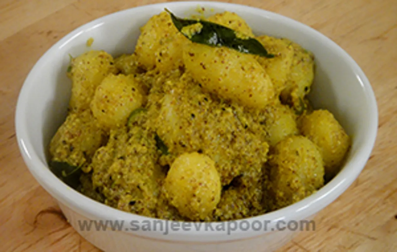 Achari Aloo in Dahi