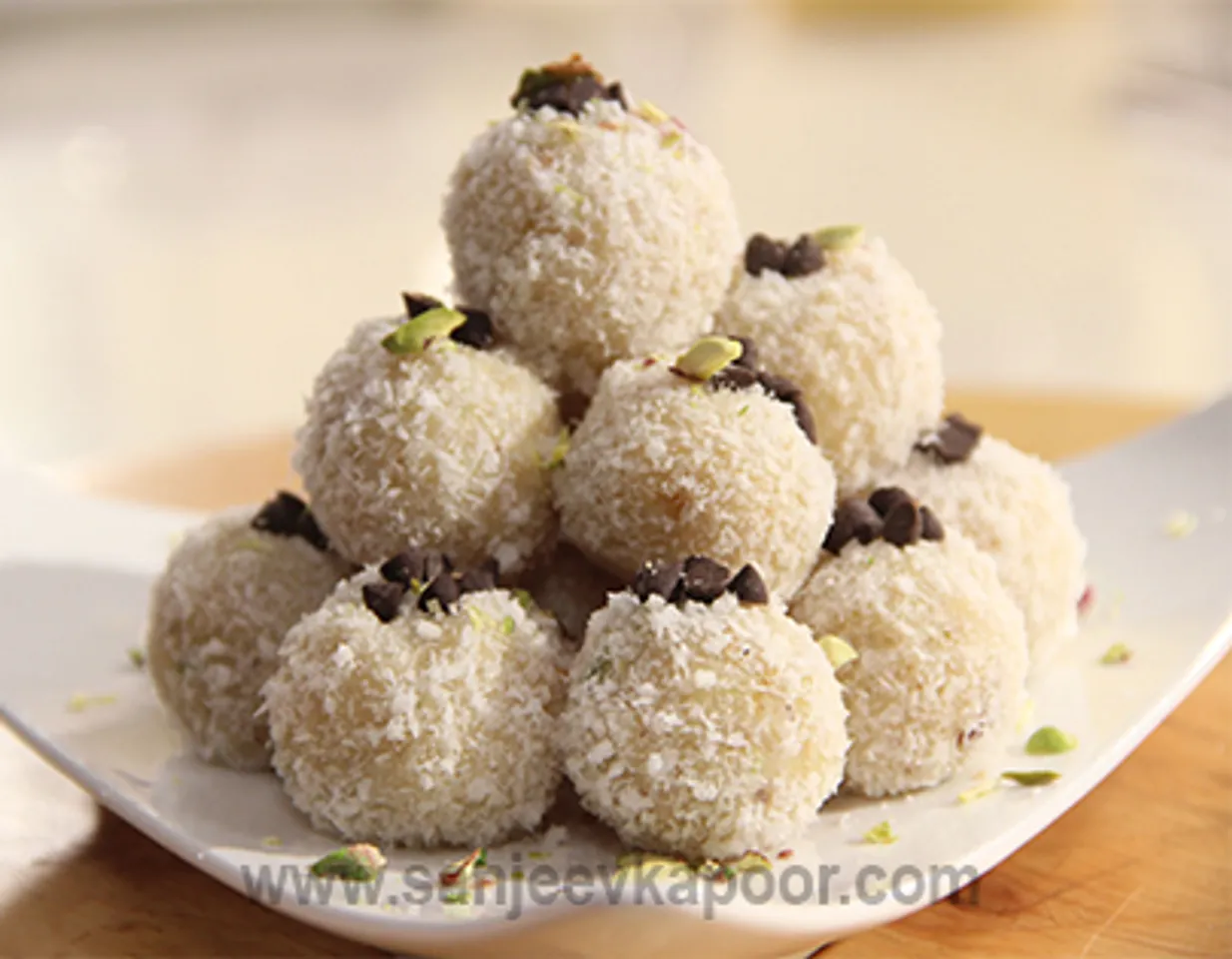 Nariyal Chawal ke Ladoo