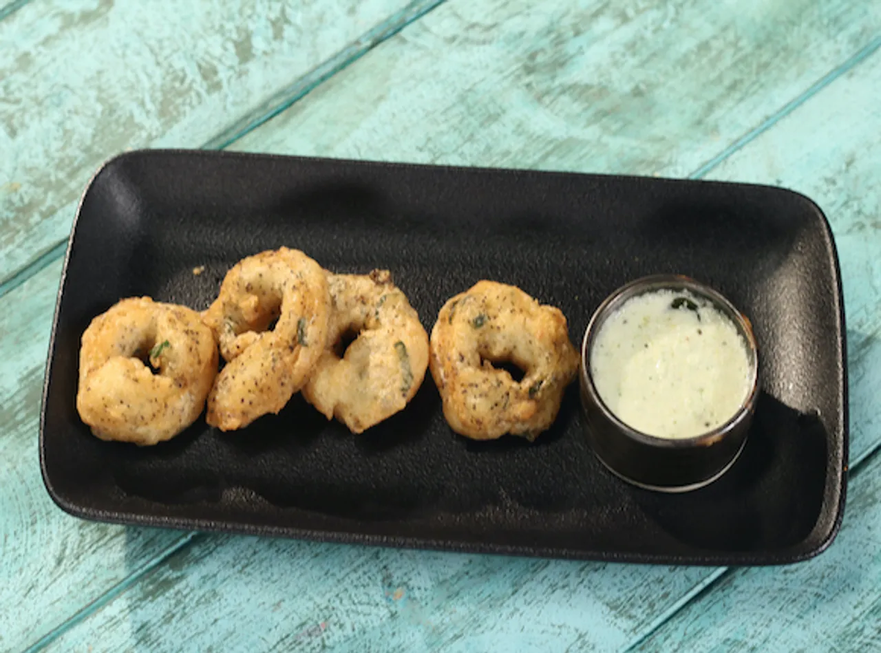 Medu Vada with Coconut Chutney 