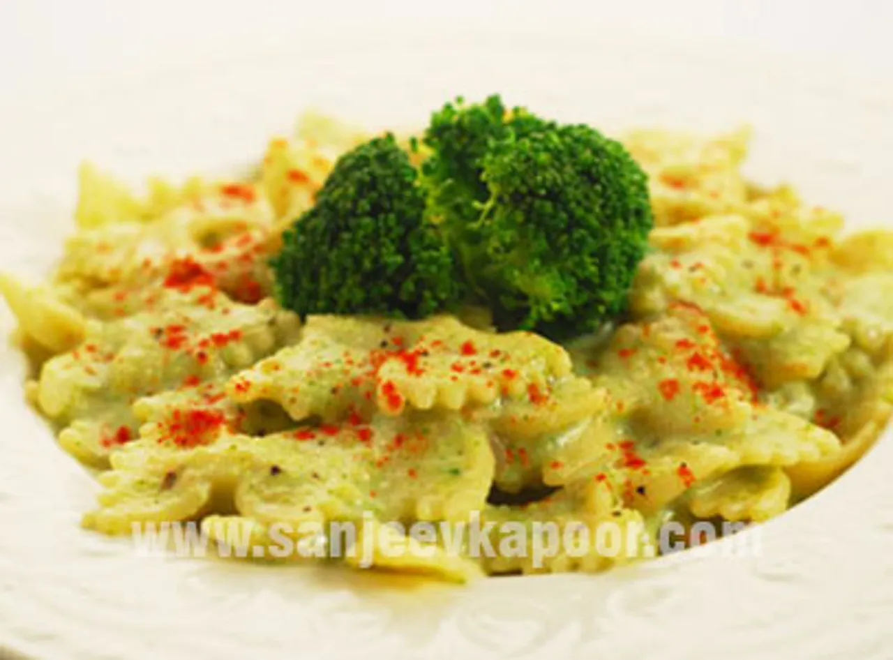 Farfelle in Creamy Broccoli Sauce