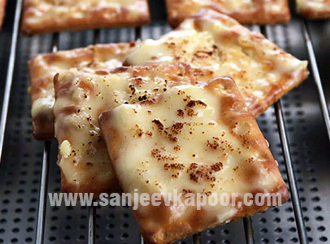 Cheesy Cheese Crackers