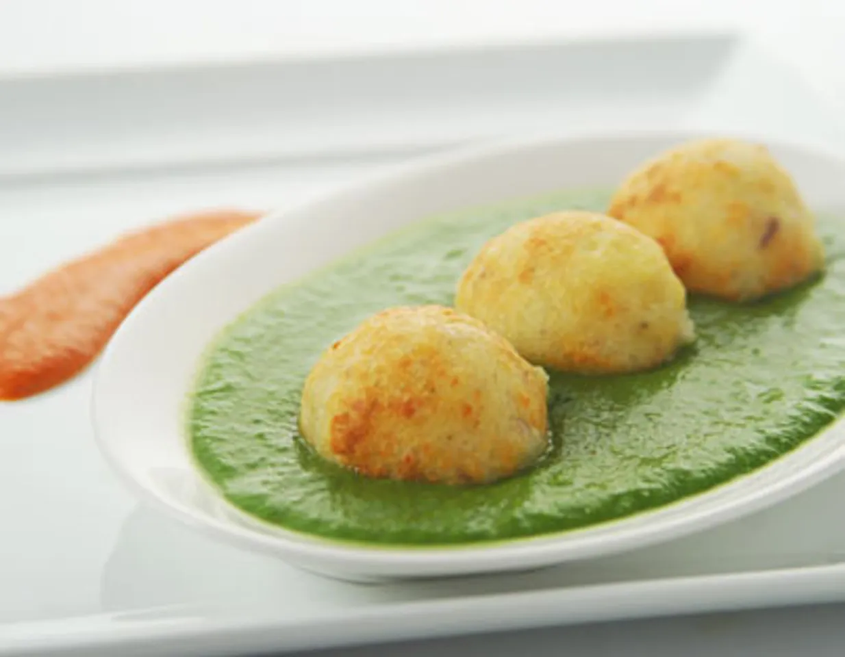 Potato Cheese Balls In Spinach Gravy