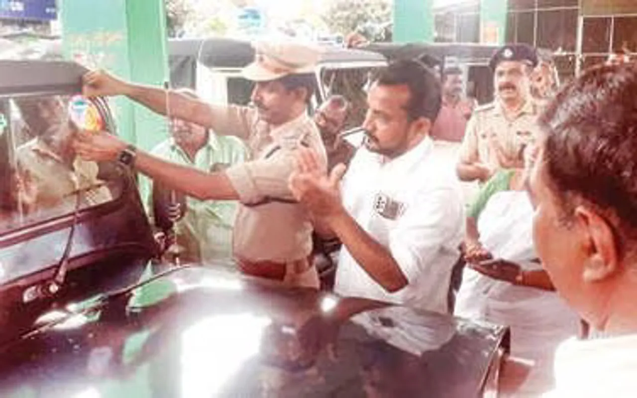 സഞ്ചാരികളുടെ സുരക്ഷയാണ് പ്രധാനം; തേക്കടിയില്‍ സഞ്ചാരികളുടെ വാഹനങ്ങള്‍ക്ക് പോലീസ്  പാസ് നിര്‍ബന്ധം