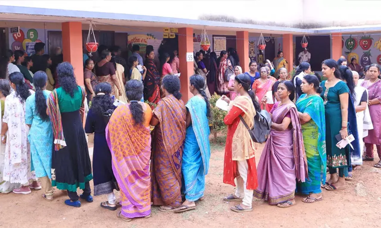 പോളിംഗ് ശതമാനം കണ്ട് വിലയിരുത്തൽ നടത്താനാവാതെ മുന്നണികൾ. ഫലത്തെ സ്വാധീനിക്കുക അടിയൊഴുക്കുകളും യുവ, വനിതാ വോട്ടർമാരും. ന്യൂനപക്ഷ മുസ്ലിം - ക്രിസ്ത്യൻ പിന്തുണയും നിർണായകം. തദ്ദേശതിരഞ്ഞെടുപ്പ് ഒന്നര വർഷവും നിയമസഭാ തിരഞ്ഞെടുപ്പ് രണ്ടു വർഷവും അകലെ. മൂന്ന് മുന്നണികൾക്കും ഇത് നിലനിൽപിനുള്ള ജീവന്മരണ പോരാട്ടം