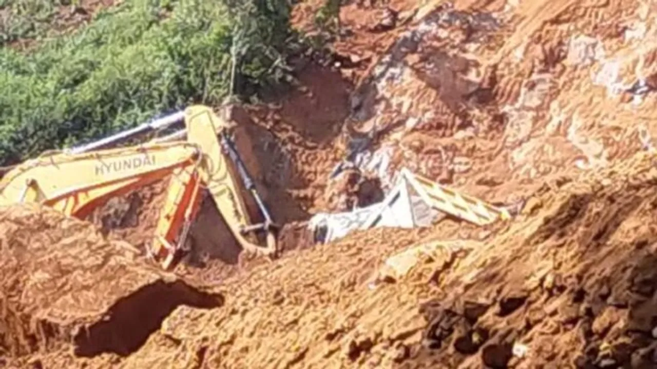 വയനാട് വടുവഞ്ചാൽ കടച്ചിക്കുന്നിൽ കരിങ്കൽക്വാറിയിലുണ്ടായ മണ്ണിടിച്ചിലിൽ ടിപ്പർ ഡ്രൈവർ വാഹനത്തിൽ കുടുങ്ങി മരിച്ചു