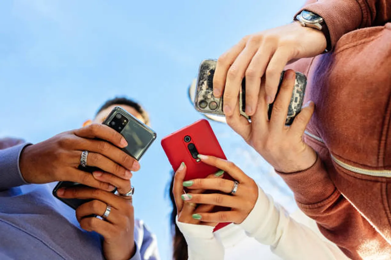 High Usage Despite Risks: Insights Into Teens' Social Media Habits