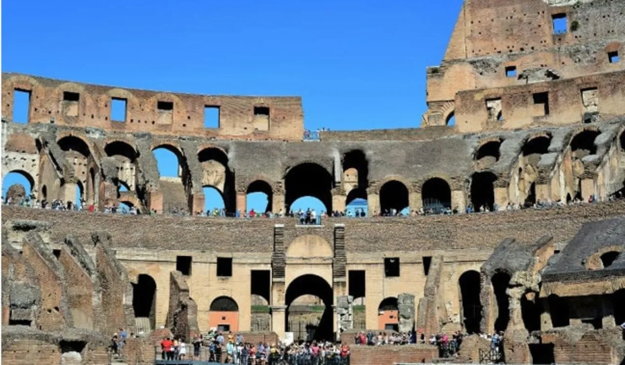 Girl Caught Vandalising Rome Colosseum