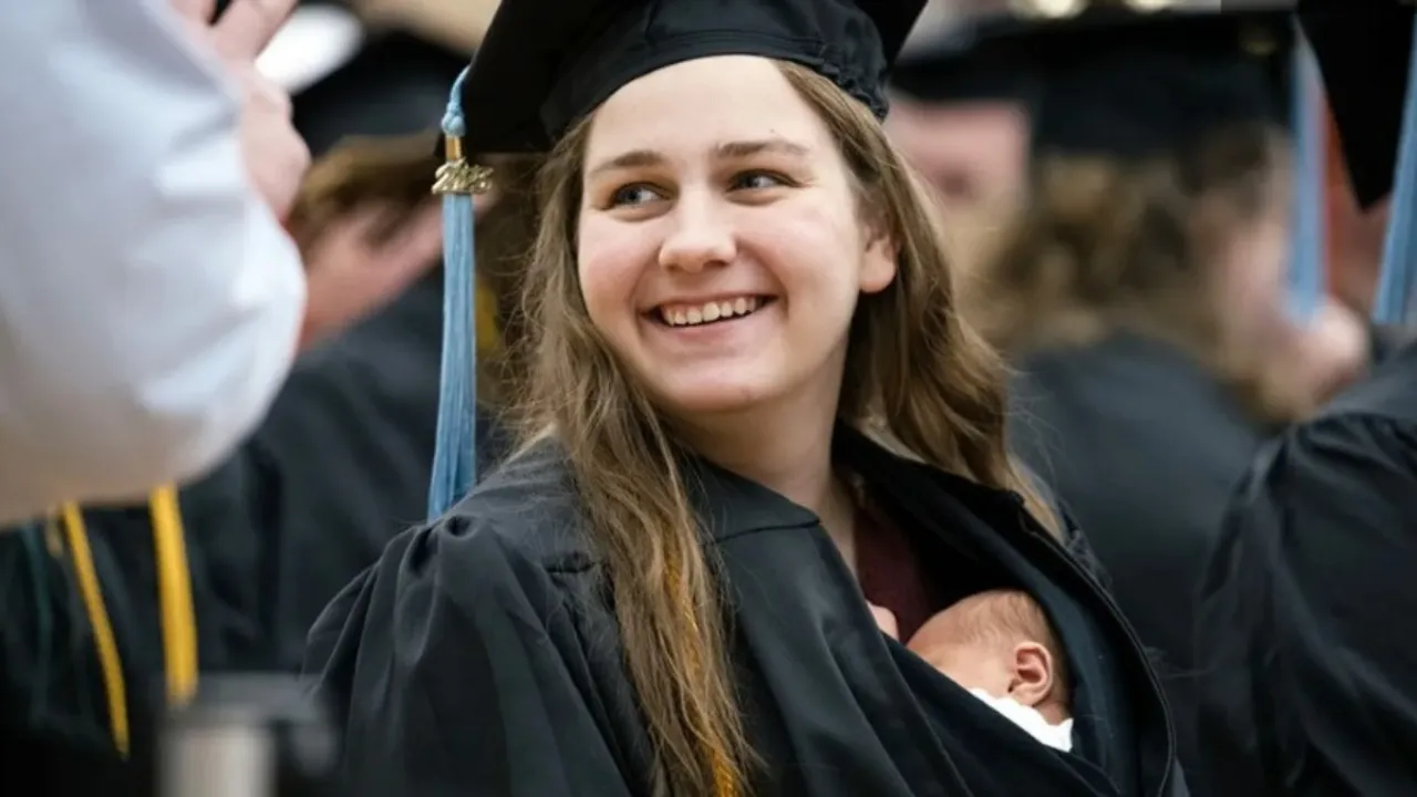 US: This Woman Masters Motherhood & Graduation In One Remarkable Walk