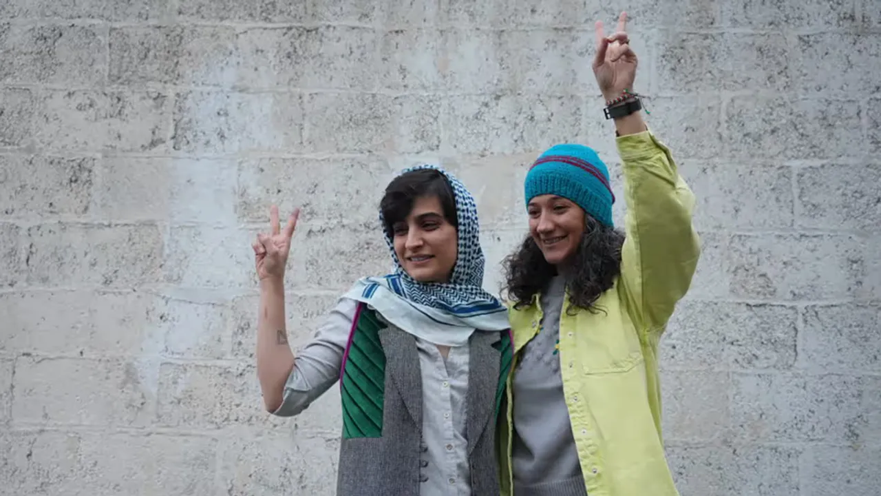 Niloofar Hamedi and Elaheh Mohammadi charged for not wearing hijab to trial