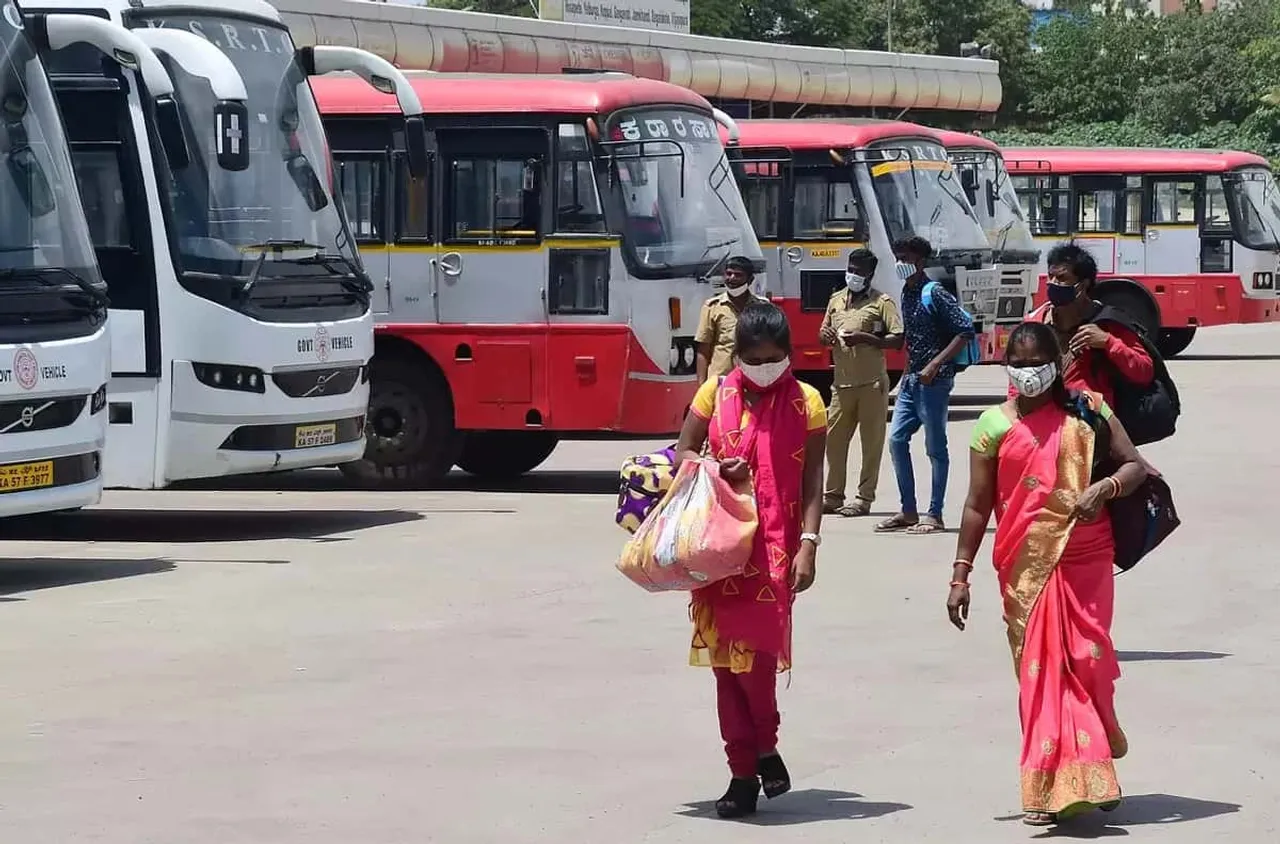 Karnataka woman pelts stone