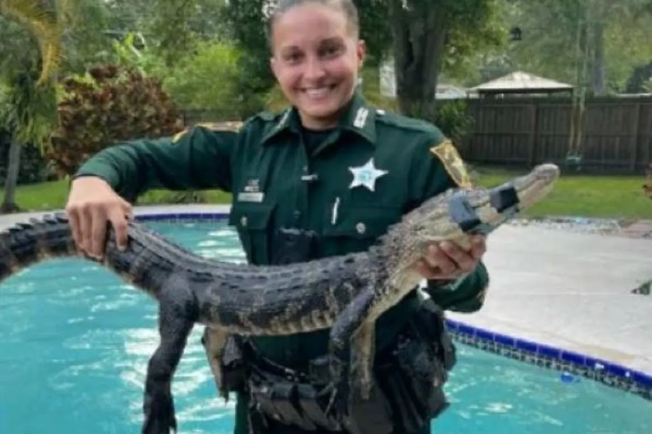 Cop Rescues Alligator Who Came For "Surprise Visit", Netizens React To Her Bravery