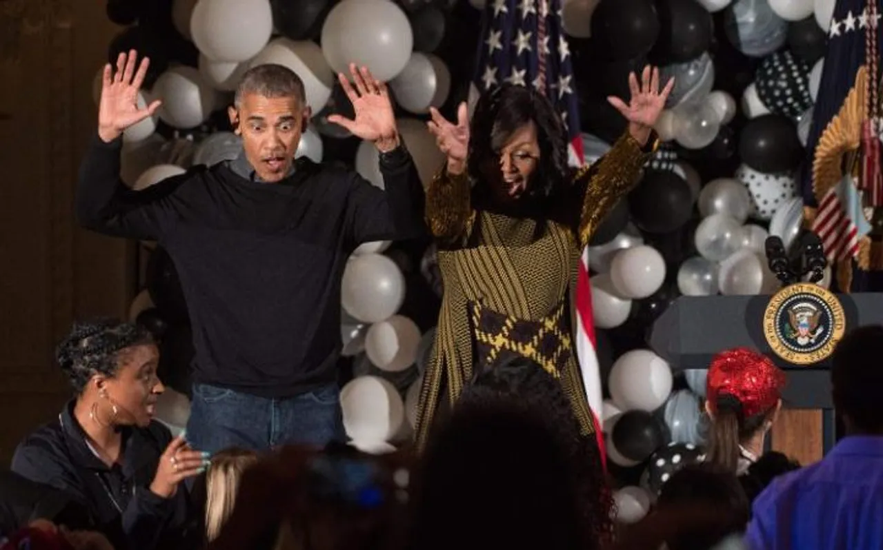 Michelle Obama does a thriller act for Halloween with Barack!