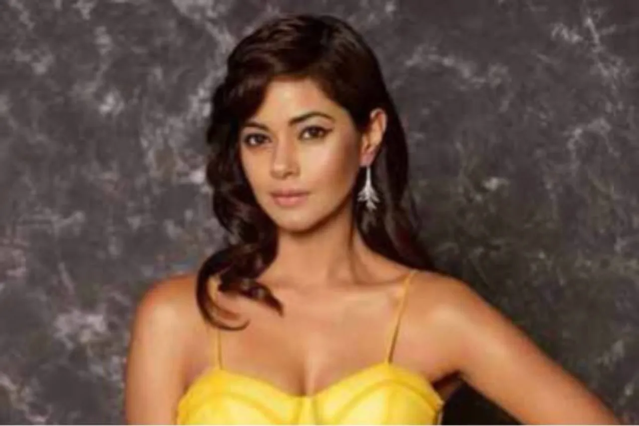 Actor Meera Chopra Questions Online Availability of  "Illegal" CBD Oil