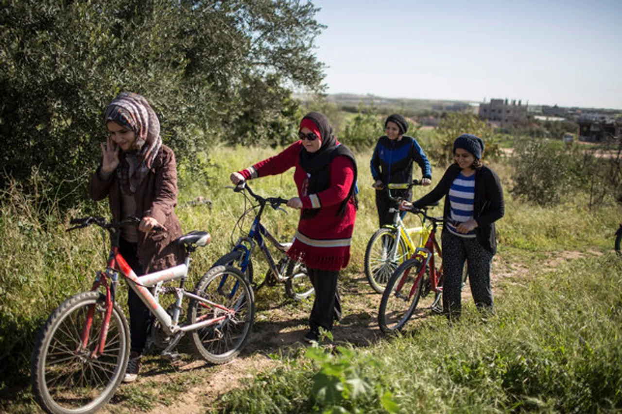 Feminist Revolution: Four women on bicycles cause a stir in Gaza