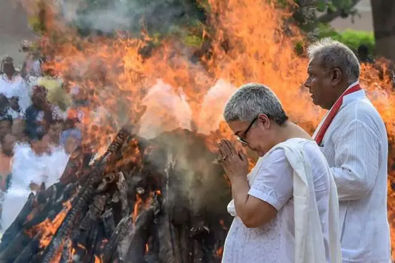 Why can't women light the pyre under Hindu traditions?
