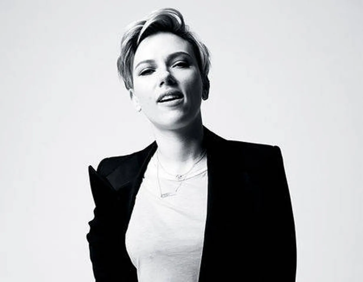 Scarlett Johansson Dedicates Award To The Armed Forces