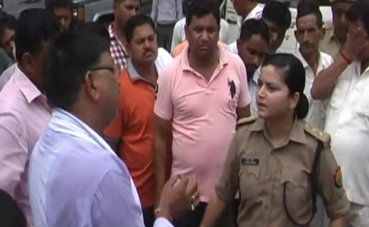 Woman Police Officer Takes On BJP Workers