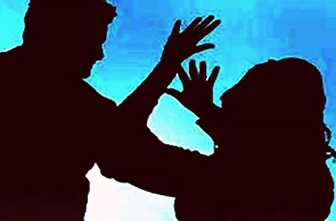 woman assaulted, Bhopal Officer Brutally Thrashes Wife After She Caught him Cheating
