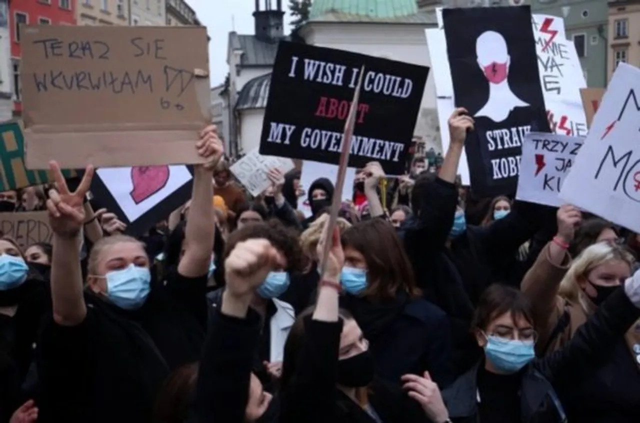 Poland: Women's Rights Activists Protest Against Abortion Ban