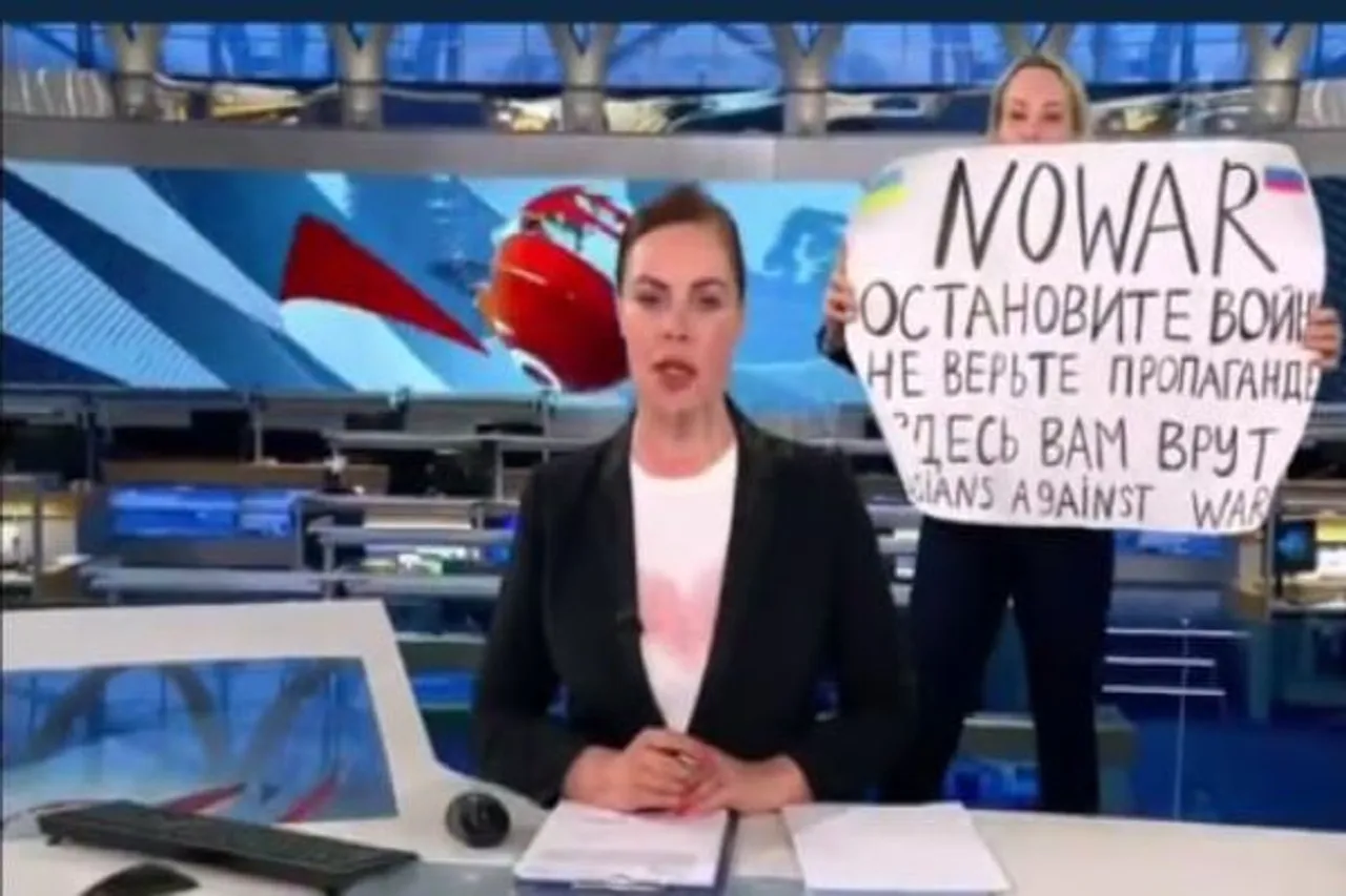 Marina Ovsyannikova ,russian editor holds no war placard