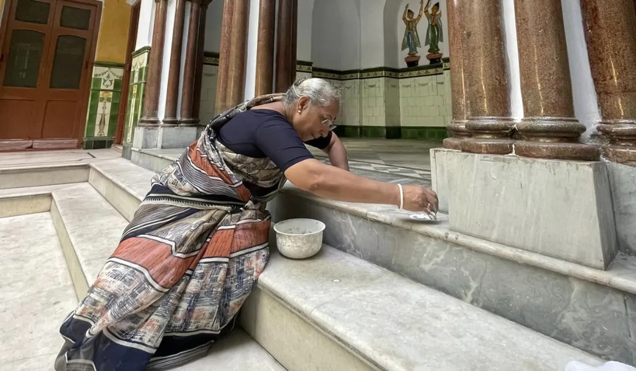 Kolkata woman draws alpona